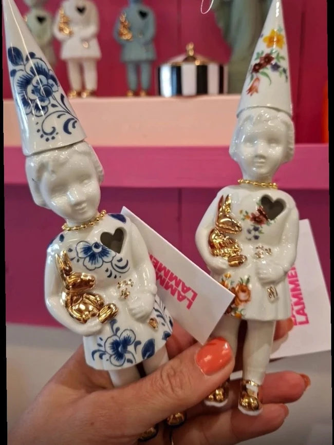 Klein meisje puntmutsje Flower Lammers en Lammers