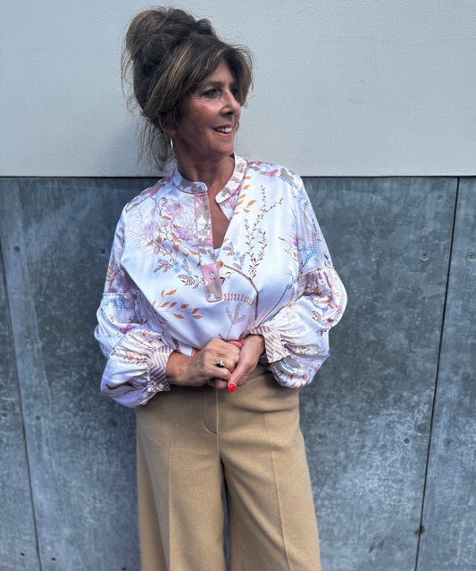 Herfstoutfit: bloemenblouse met camelkleurige wijde pantalon